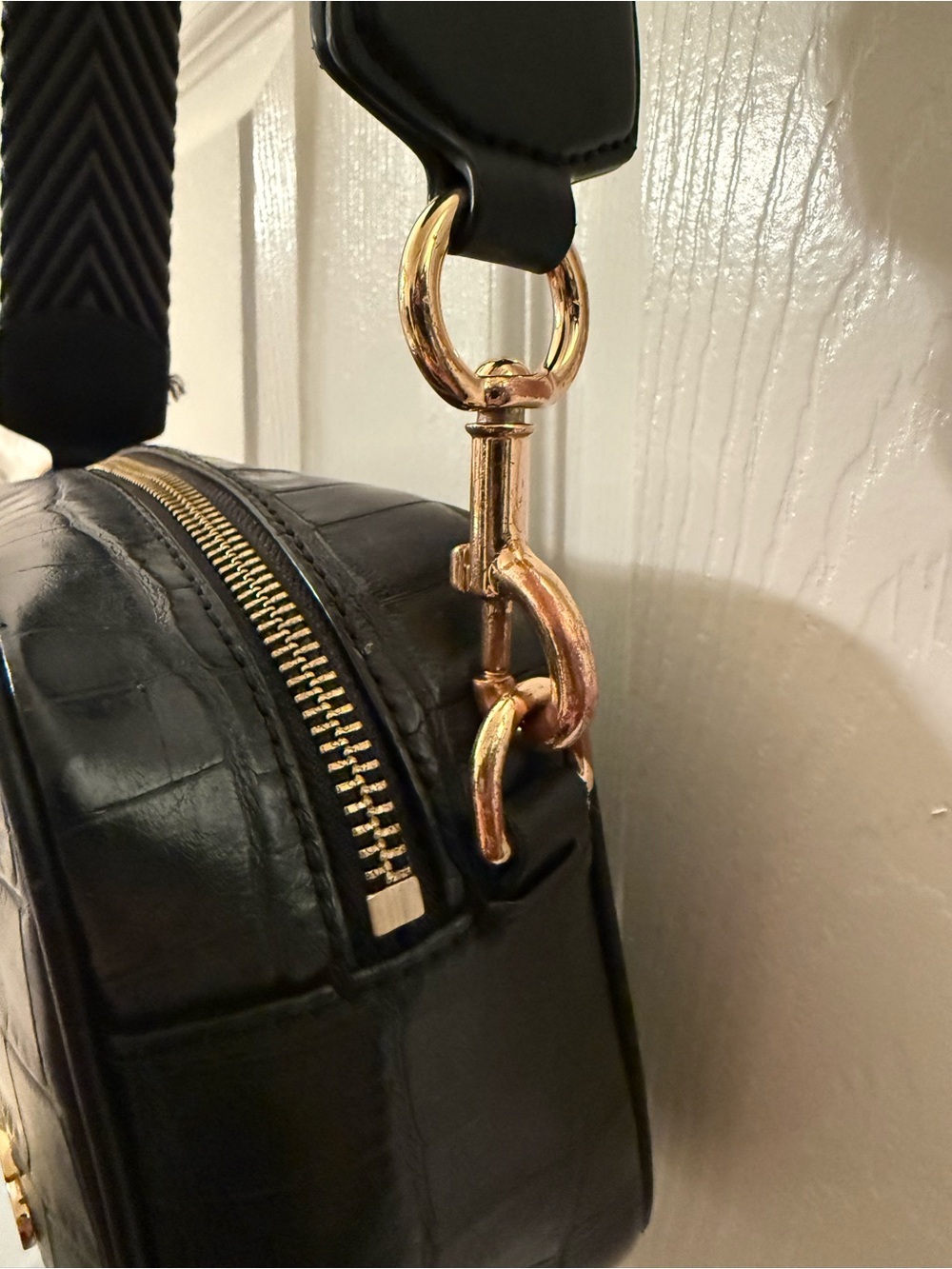 Marc Jacobs Black Croc-Embossed Camera Crossbody with Gold Hardware - Picture 6 of 9